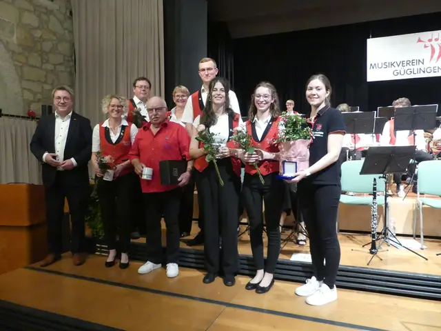 Die Ehrungen des Verbands übernahm Dr. Michael Preusch (li.). Geehrt wurden Karin Roth, Thilo Forstner, Friedrich Boll, Stefanie Wachsmann, Franziska Deis und Lena Knapp (v.l.n.r.). Die beiden Vorsitzenden Tanja Lustig und Luca Besemer gratulierten herzlich (hi. re.). | Foto: MVG