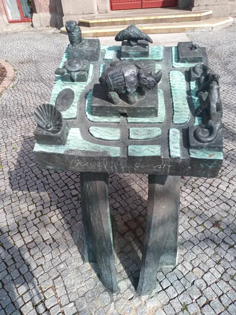 Reliefübersichtsplan des BFW Halle,  gestaltet von Bildhauer Peter Michael (1938 - 2022). Gebäudeumrisse, Wege und Grünflächen sind tastbar gestaltet. Die Gebäude sind durch Tierplastiken gekennzeichnet. Die Türgriffe der Gebäude sind als entsprechende Tierreliefs ausgeführt. | Foto: M. Haug