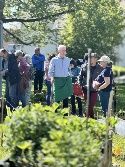 Rund 250 Gartenfreunde tauschen, fachsimpeln und genießen die Frühlingssonne | Foto: ssc