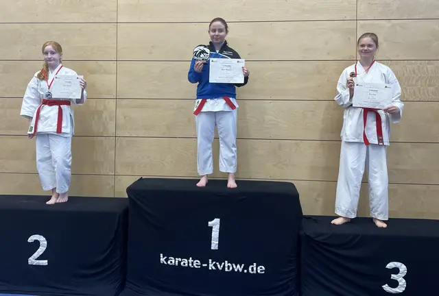 Finja Schwenger (links) und Ewa Jung (rechts) auf dem Treppchen nach ihren Erfolgen in der Kata | Foto: Karateverein Eppingen