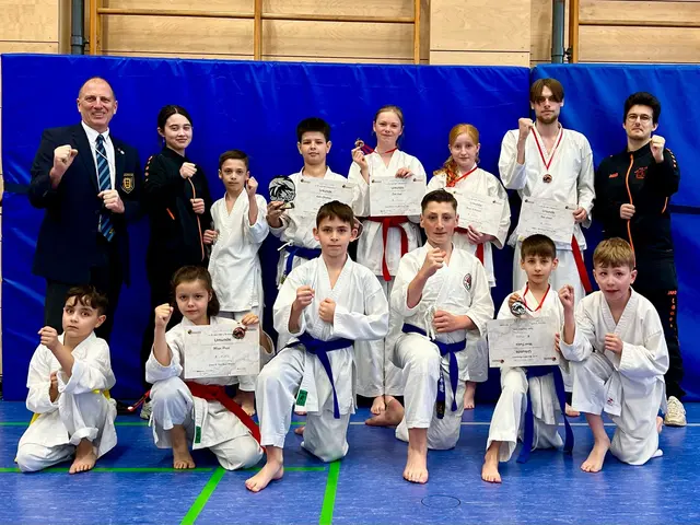 Die Mannschaft des Karatevereins Eppingen beim GKVBW-Cup: (von links) Dojoleiter und Kampfrichter Matthias Schäfer, Helen Heil und Johannes Geng (ganz rechts) mit den erfolgreichen Nachwuchskämpfern | Foto: Karateverein Eppingen