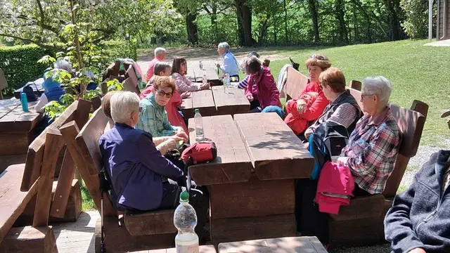 Herrlicher Sonnenschein und gemütliche Sitzplätze laden zum Verweilen. | Foto: bekannt