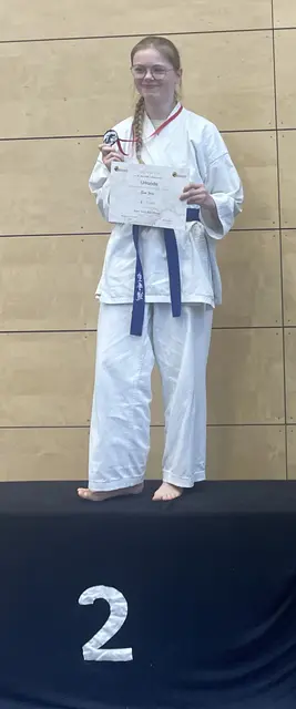 Ewa Jung mit Medaille und Urkunde nach ihren 2. Platz im Kumite | Foto: Karateverein Eppingen