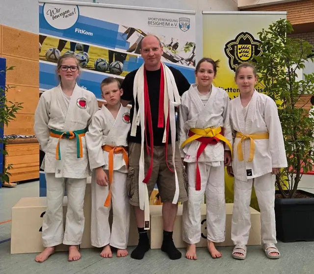 Von links nach rechts:
Gwendolin Braungardt, Adam Braungardt, Lutz Braungardt, Anika Seewald, Yeva Dembrilova | Foto: Budo-Club Hikari e.V.