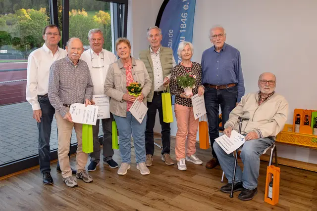 Ehrung für 50, 60 und 70 Jahre Mitgliedschaft: v.l. Präsident Erwin Bergmann, Hermann Setzer, Robert Beck, Renate und Günther Keppner, Minni und Martin Probst und Willibald Plaha. | Foto: Rolf Hartbrich