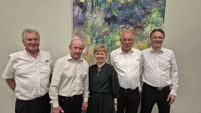 MGV Urbanus von links Vorstand Karlheinz Springer, Gerhard Winter wurde für 65 Jahre geehrt, 4. v. L Hans Wieland für 60 Jahre und ganz Rechts Marco Neumann 10 Jahre, auf dem Bild fehlt Rudi Köngeter der für 30 Jahre geehrt wurde. In der Mitte Chorleiterin Ella Seiler. | Foto: Mitglied MGV Urbanus