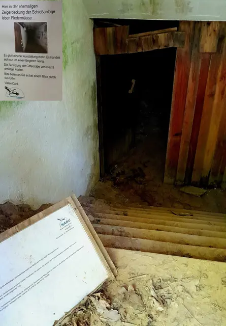 Blick durch das Gitter, mehr lohnt nicht, da es lediglich ein Gang ist um auf der anderen Seite ursprünglich über eine Leiter das Schießergebnis abzulesen. Daher der Name "Zeigerstellung" | Foto: WandernGabyErich