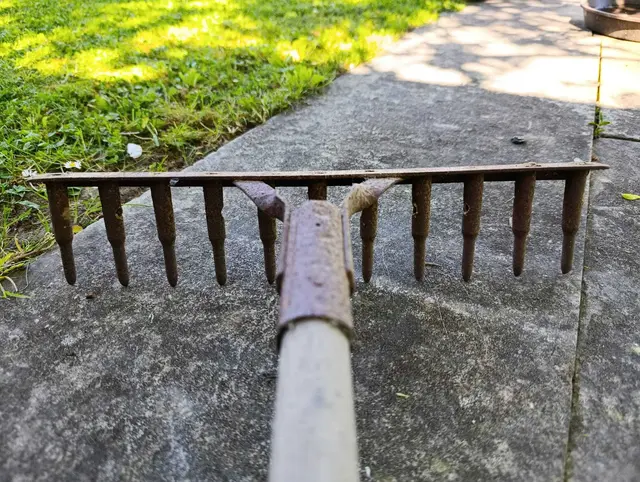 Auch nützliche Sachen wie dieser Rechen, der heute noch in Gebrauch ist, wurden aus den Patronenhülsen gebaut, man hatte ja nichts anderes | Foto: Aurelia Kling