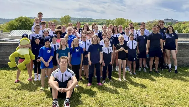 Zufriedene SUN Athletinnen &amp; Athleten mit ihren Trainern auf der sonnigen Sportbad Terrasse | Foto: Sport-Union Neckarsulm e.V. - Schwimmabteilung