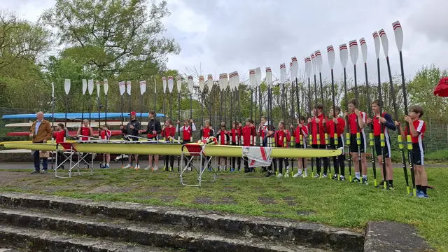 Die Jugendmannschaft des Lauffener Ruderclubs "Neckar", davor der neue Zweier, der von Werner Schuh (links) auf den Namen Eisvogel getauft wurde. | Foto: Sascha Hermann