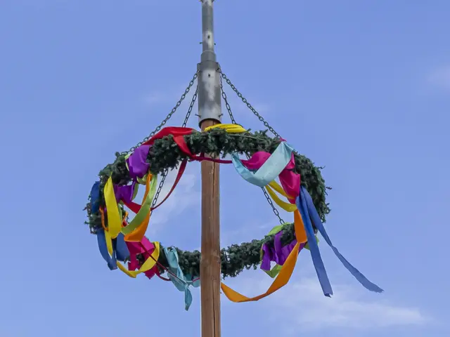 Oft wehen an der Spitze der Maibäume bunte Bänder. Doch die Maibäume in der Region sehen immer unterschiedlich aus. Zeigt sie uns. | Foto: Uschi Pohl