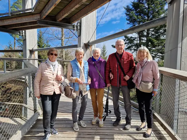 Am Ende des Baumwipfelpfads angekommen, geht es auf den 40 Meter hohen Aussichtsturm - hier mit Organisator Peter Pörner, zweiter von rechts | Foto: Karl-Heinz Leitz