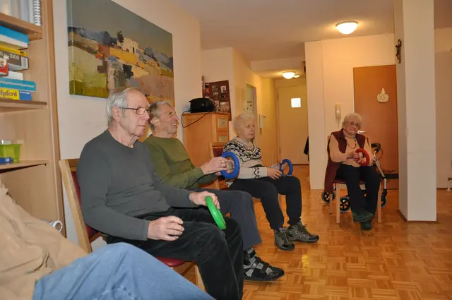 Das Aktivierungsprogramm in der ASB-Einrichtung für Tagesgäste lädt zur Gymnastik ein (Gäste in der ASB Tagespflege Neckarsulm-Amorbach) | Foto: ASB Region Heilbronn-Franken