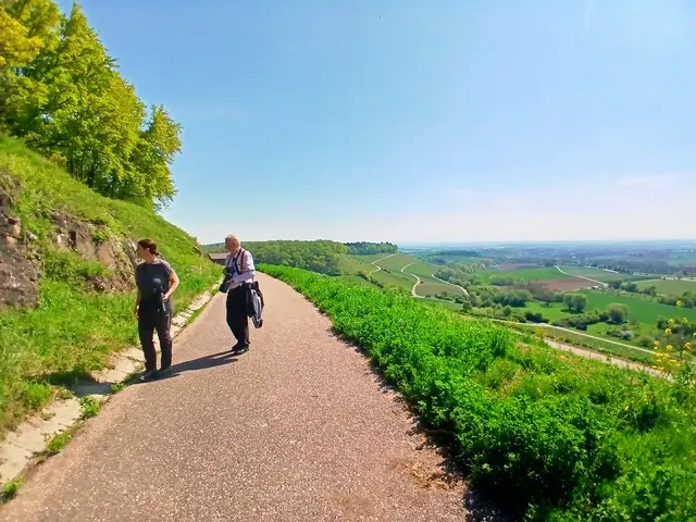 Tanja und Wolfgang auf der Pirsch.  Was es da wohl alles an Kleingetier gibt? Frau Adlerauge entgeht NIX.   | Foto: sigischlottke