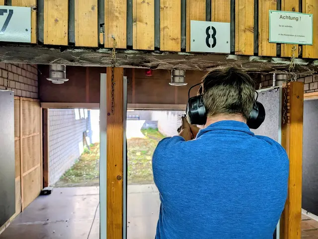 Oberschützenmeister Steffen Will bei der Fallplatte mit Revolver. | Foto: Schützengilde Neckarsulm e.V.