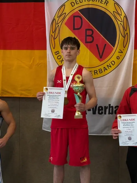 Foto: Georg mit Pokal
