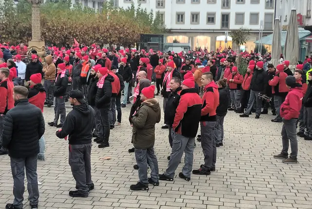 Automobilarbeiter stehen vor großen Herausforderungen im Kampf um ihre Arbeits- und Ausbildungsplätze. Bild: Metaller bei einer Kundgebung in Neckarsulm im Tarifkampf, November 2024. | Foto: MLPD