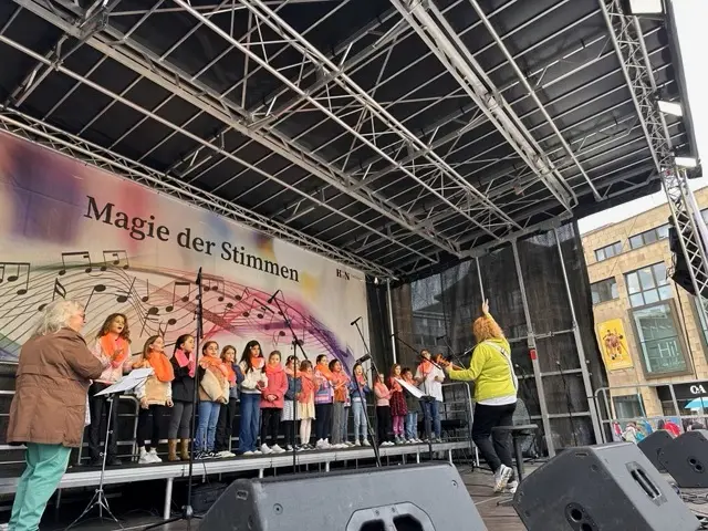 Chorleiterinnen Petra Mathes und Elli Schmitt mit dem Grüni-Schulchor | Foto: Petra Mathes