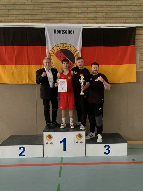 Foto: Mit Trainervater Jurij Samek und Verantwortliche