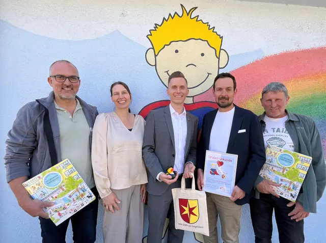 Bild: von links: Bernd Widmann, Anja Fuchs, Jonas Banar und Tobias Haucap und Jürgen Kraus  | Foto: (Quelle: Stiftung)