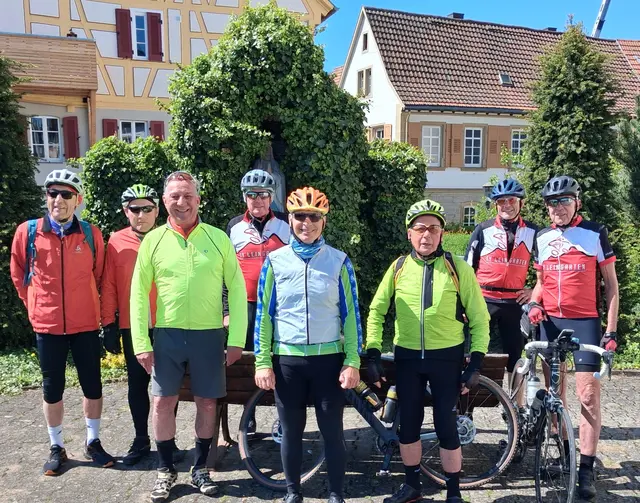 Radsportler vom SV Leingarten vor einer Mariengrotte neben der Kirche in Neudenau | Foto: Urheberbild von Willi Frasch