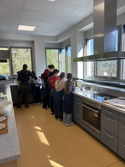 Schülerinnen und Schüler der 3b beim Kochen mit den Neuntklässlern. | Foto: Georg-Wagner-Schule Künzelsau