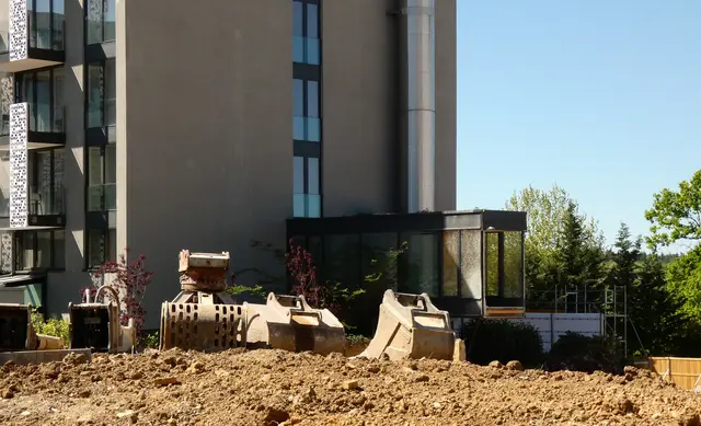 Vor der Fassade des Hotels Saline stehen verschiedene Baggerschaufeln. | Foto: sigischlottke