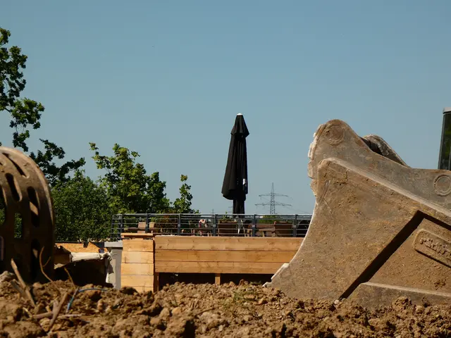 Im Vordergrund Baggerschaufeln, im Hintergrund die Terrasse der Sauna.   | Foto: sigischlottke