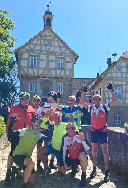 Jubelnde Radsportler vom SV Leingarten vor dem Schloß von Höpfigheim | Foto: Urheberbild von Willi Frasch