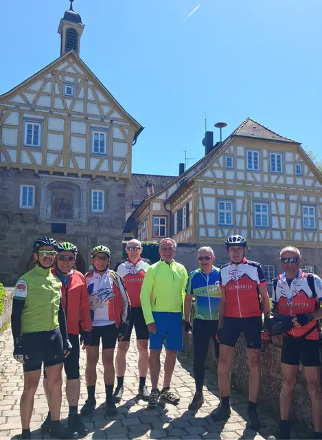 Radsportler vom SV Leingarten vor dem Höpfigheimer Schloß | Foto: Urheberbild von Willi Frasch