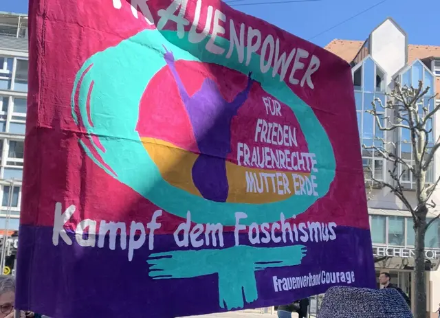 Das schöne Transparent der Frauen vom 8. März kam auch auf der diesjährigen Mai-Demosntration sehr gut zur Geltung und wurde vielfach fotografiert | Foto: FV