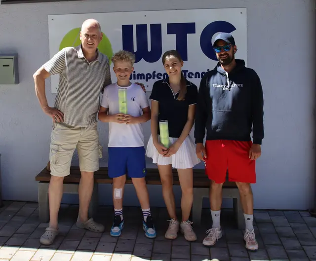 (v.l) 1. WTC Vorstand Wolfgang Gerich, Gewinner Hannes Gieß, Gewinnerin Daniela Cichuta  und Vereinstrainer Thomas Köhler. | Foto: Urheber: EvA