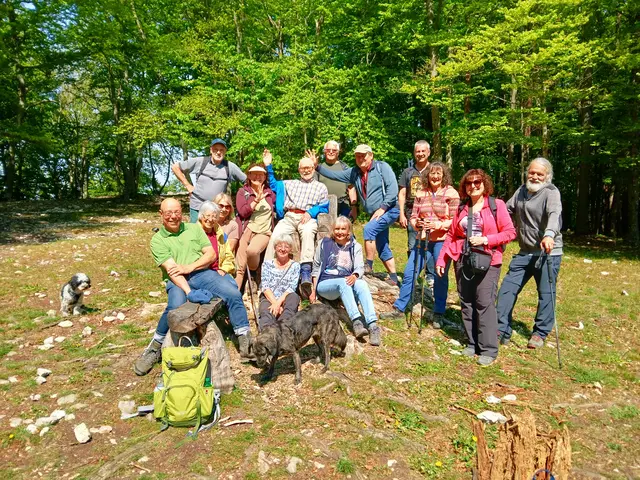 Unser Freund Kurt krönt hier seinen 90. Geburtstag mit unserer fröhlichen Truppe.   | Foto: sigischlottke