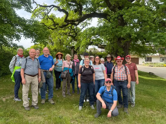 Die Wandergruppe unter der Eiche im Emmertshof | Foto: Foto: Privat