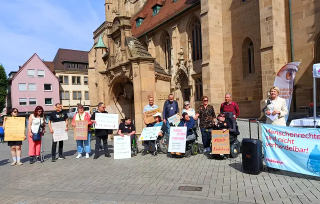 Aktive aus der Selbsthilfe machen mit kurzen Stellungnahmen aufmerksam auf Diskriminierung und  Ausgrenzung im Alltag. Bürgermeisterin Agnes Christner hält die Begrüßungsrede. | Foto: Selbsthilfebüro Heilbronn, Tanja Jesser