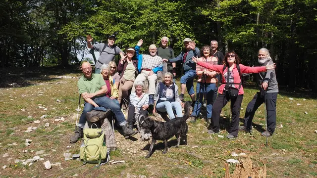 Ausgelassen nehmen die Wanderer Kurt in ihre Mitte und hoheitsvoll grüßt er vom Thron 😂.  | Foto: Rainer Göser 