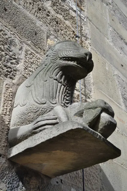 Die Löwen am Löwentörchen der Kirche. Der Bildhauer hatte nie einen Löwen gesehen und hat sich das Tier wohl nur durch Erzählungen vorstellen können. Das kam dann dabei heraus. | Foto: Daniela Somers