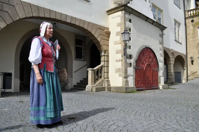 Die historischen Gebäude und unsere Gästeführerin haben uns weit zurück in die Zeit versetzt. | Foto: Daniela Somers