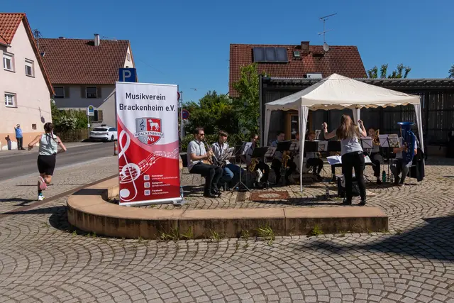 Musiker spielen unter einem Zelt am Straßenrand