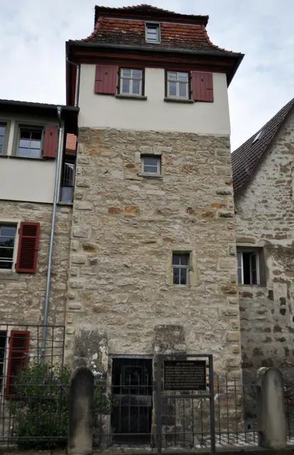 An der alten Stadtmauer entlang sieht man viele Türme. Hier der Archivturm aus dem 14. Jahrhundert. Der Aufbau kam erst 1748 drauf. | Foto: Daniela Somers
