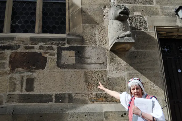 An der Kirchenfassade sieht man noch die alten Maßeinheiten die zur damaligen Zeit benutzt wurden. | Foto: Daniela Somers