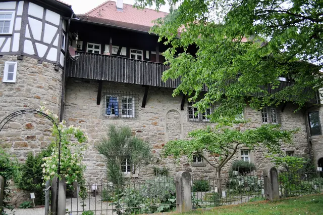 Ehemaliges Amtshaus. Davor der Kräutergarten. | Foto: Daniela Somers