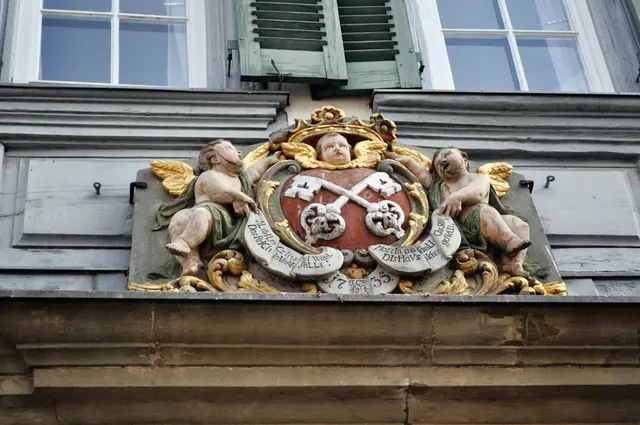 Wappen am ehemaligen Stiftshaus. Hier sieht man auch die Jahreszahl 1735. | Foto: Daniela Somers