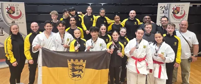 Gruppenbild von Karatesportlerinnen und Sportlern