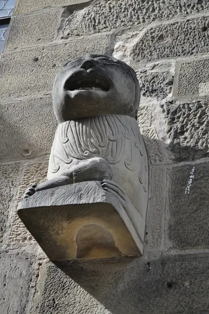 Die Löwen am Löwentörchen der Kirche. Der Bildhauer hatte nie einen Löwen gesehen und hat sich das Tier wohl nur durch Erzählungen vorstellen können. Das kam dann dabei heraus. | Foto: Daniela Somers