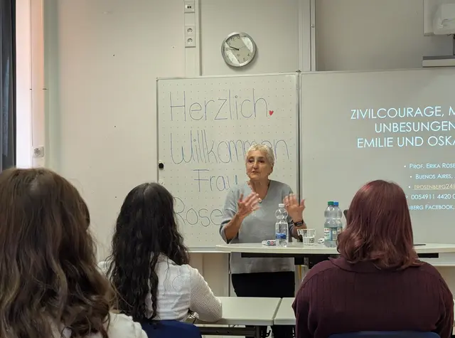 Erika Rosenberg machte die Bwedeutung von Werten für das Zusammenleben deutlich. | Foto: Helene-Lange-Realschule