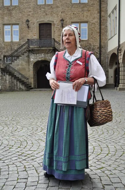 Als Bürgersfrau des 16./17. Jahrhunderts hat uns unsere Gästeführerin sehr unterhaltsam durch Öhringen geführt. | Foto: Daniela Somers