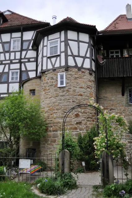 Gänsturm neben dem Amtshaus. Davor der Kräutergarten. | Foto: Daniela Somers