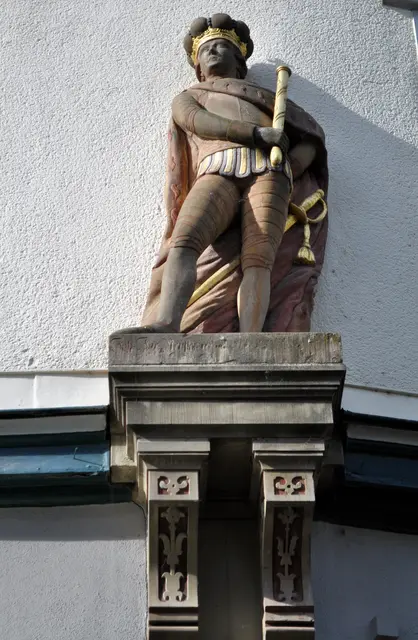 Dieser fremdländische König ist an einer Hausfassade zu sehen. | Foto: Daniela Somers