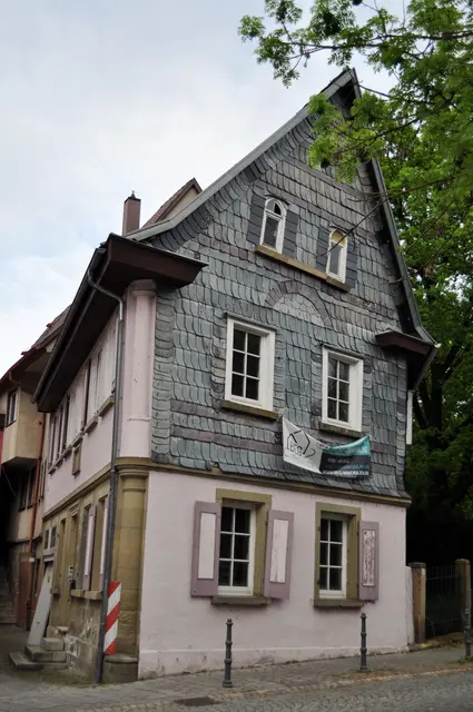 Ehemalige Weinstube. Die Inschrift datiert das Haus auf das Jahr 1846. Mittlerweile sieht es ziemlich schief aus. | Foto: Daniela Somers